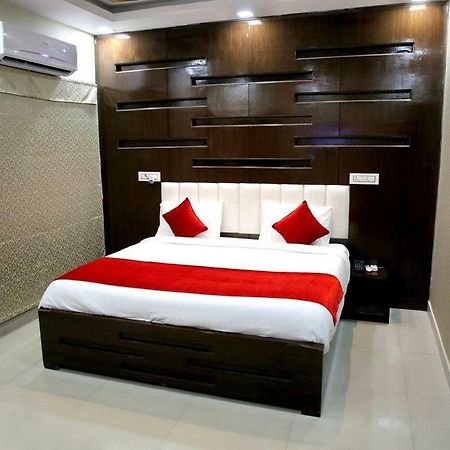 Zirakpur Hotel Eurasia מראה חיצוני תמונה