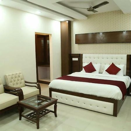 Zirakpur Hotel Eurasia מראה חיצוני תמונה