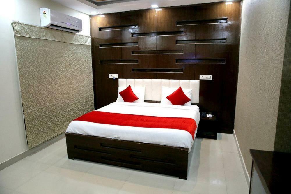 Zirakpur Hotel Eurasia מראה חיצוני תמונה