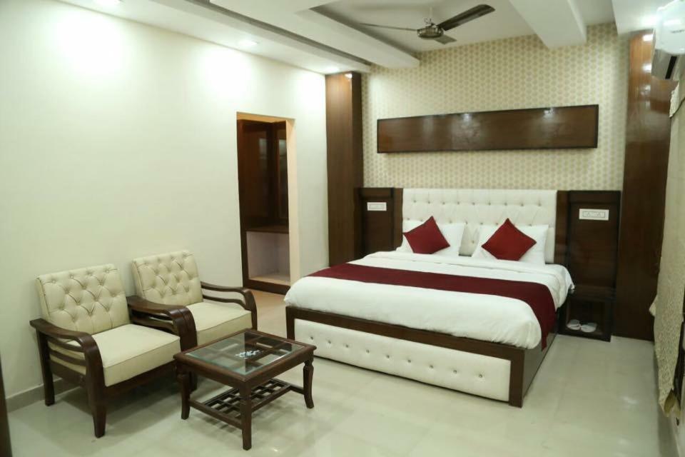 Zirakpur Hotel Eurasia מראה חיצוני תמונה
